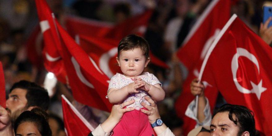 Antalya’da Demokrasi Nöbeti Devam Ediyor