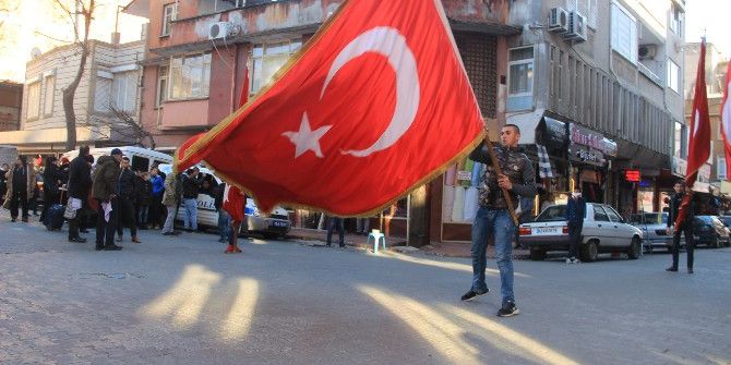 Askerler Sancaklar İle Uğurlanıyor