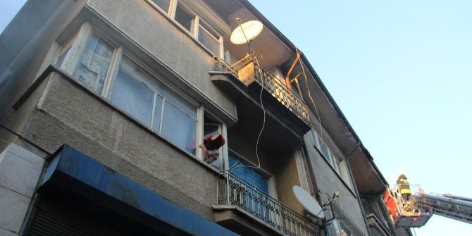 Suriyelilerin Kaldığı Apartmanın Çatısında Yangın