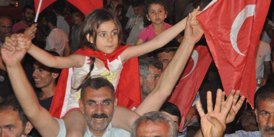 Hasta Yatağında Demokrasi Nöbetine Geldi