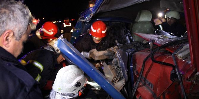 Kamyonetler Kafa Kafaya Çarpıştı: 1 Ölü, 4 Yaralı