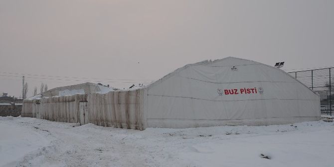 Iğdır’da Buz Pistinin Çatısı Çöktü