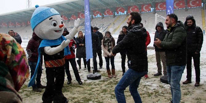 Eyof Ekibi İlk Pastayı Kar Altında Kesti