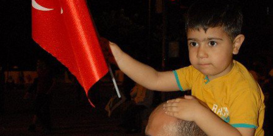 Anne Ve Babalarının Kucağında Demokrasi Nöbeti Tutuyorlar