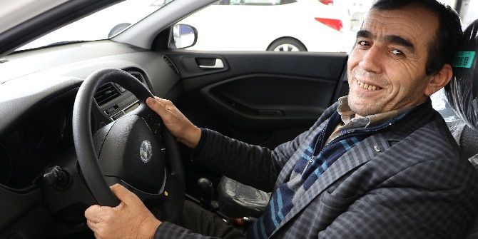 Mahallenin Sosyal Medya Muhabirine Sıfır Otomobil