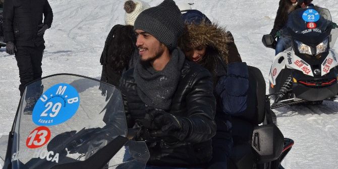 Arap Turistlerin Kar Safarisi Keyfi