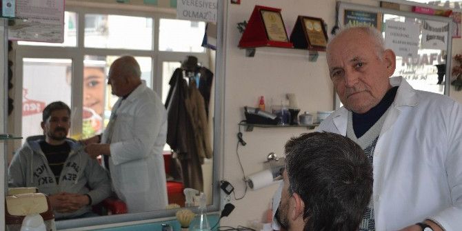 Yarım Asırdır Elinden Makas Düşmüyor