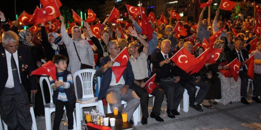 Demokrasi Nöbetine Gelen Jandarma Binbaşı’na Sevgi Gösterisi