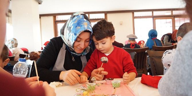 Beyoğlu’nda Çocuklar Anneleriyle Çikolata Atölyesi’nde Eğlendi