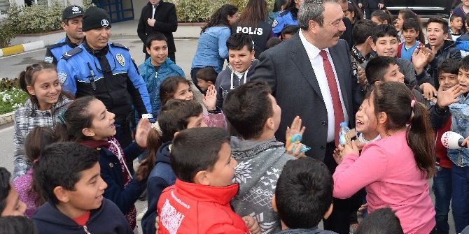 Çocukların "Osman Amcası" 500 Çocuğu Hayvanat Bahçesine Götürdü