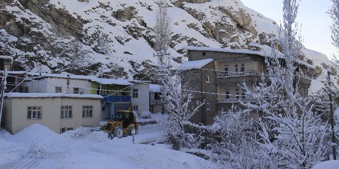 Hakkari’de Yol Açma Çalışması