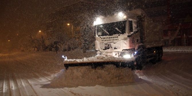 Trabzon’da Gece-gündüz Kar Mücadelesi Yapılıyor