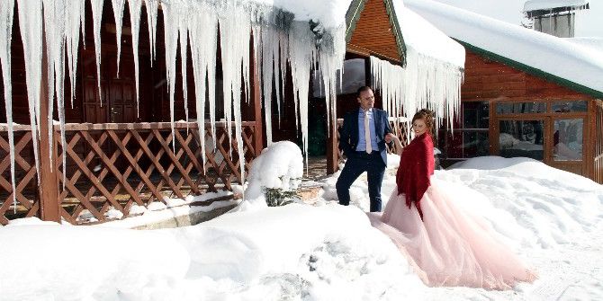 İki Metrelik Buz Sarkıtları Eşliğinde İlginç Pozlar