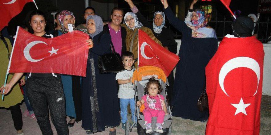 Muradiye’de Demokrasi Nöbeti Devam Ediyor