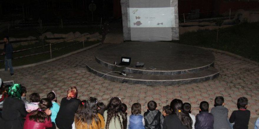 Başkale’de Açık Havada Film İzleme Etkinliği