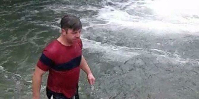 Dinç Kalmak İçin Şubat Ayında Buz Gibi Şelalede Yüzdü