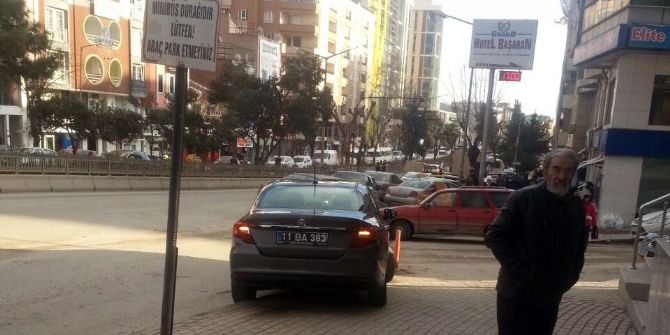 İl Müdürünün Makam Şoförü Hem Park Yapılmaz Yere, Hem De Kaldırıma Park Etti