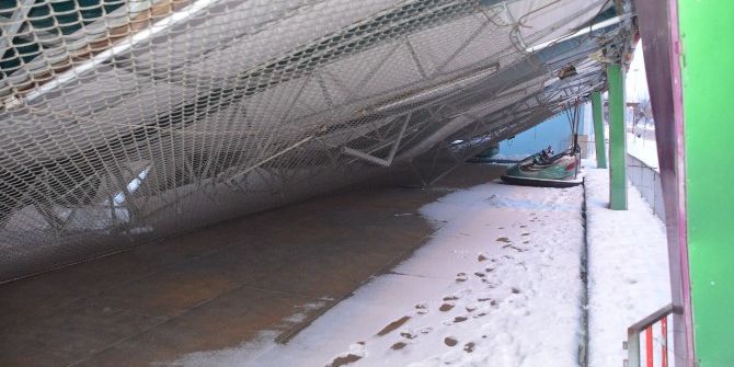 Karın Ağırlığına Dayanamayan Lunaparkın Çatısı Çöktü
