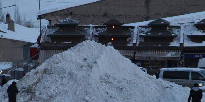 Başkale’de Kar Temizleme Çalışması