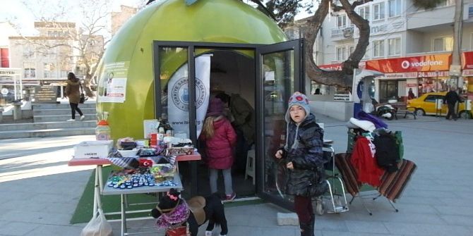 Burhaniye’de, Zeytin Görünümlü Mekan Engellilere Satış Yeri Oldu