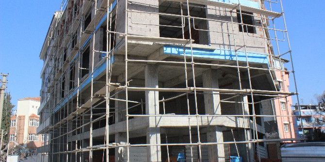 Hafif Ticari Araç İnşaat İskelesine Çarptı: 1 Yaralı