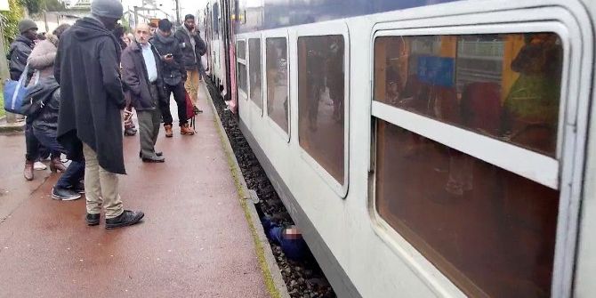 Trenin Önüne Atlayarak İntihar Etti