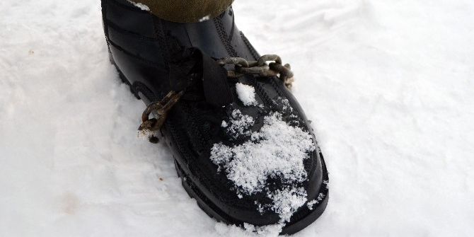 Buzda Kaymamak İçin Ayakkabısına Zincir Taktı