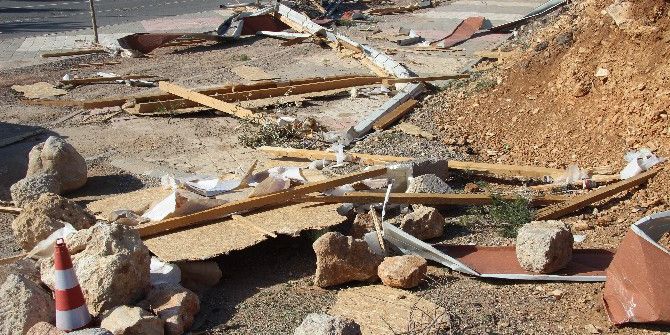 Kahramanmaraş’ta Rüzgar Çatıları Uçurdu, Ağaçları Kökünden Söktü