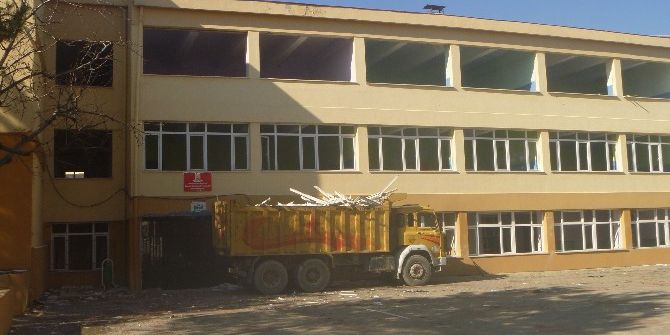 Bilecik’teki 38 Yıllık Anadolu İmam Hatip Lisesi Binası Yıkılıyor