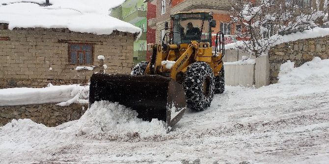 Şemdinli’de Kar Temizleme Çalışması