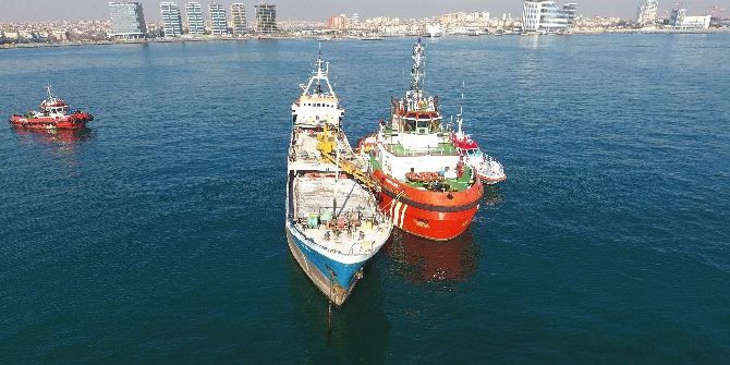 Zeytinburnu Açıklarında Yan Yatan Gemi Havadan Görüntülendi