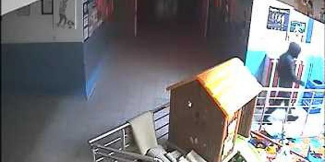 Maskeli Okul Hırsızı Güvenlik Kamerasında