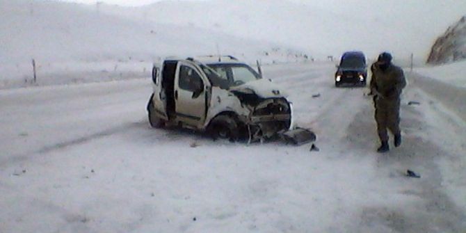 Tır İle Otomobil Çarpıştı: 1 Ölü, 2 Yaralı