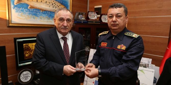 Başkan Yılmaz Proje Üreten Personelini Ödüllendirdi