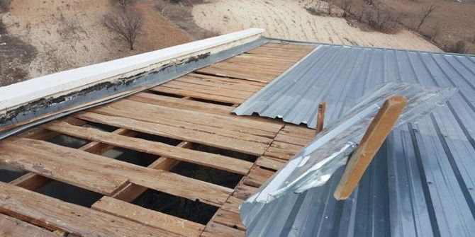 Şiddetli Rüzgar Çatıları Uçurdu