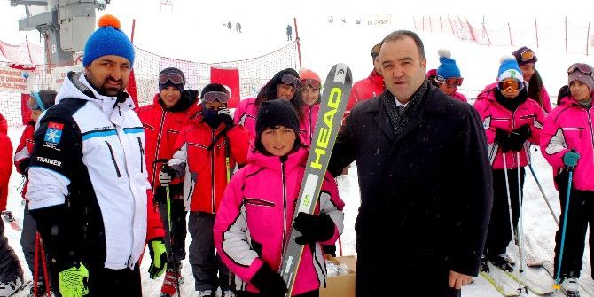 Ağrı’da 7 Spor Kulübüne Malzeme Desteği