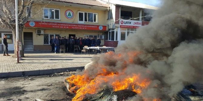 Bolu’da Nakliyeciler Lastik Yakarak Eylem Yaptı