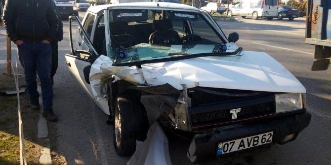 Manisa’da İki Otomobil Çarpıştı: 2 Yaralı