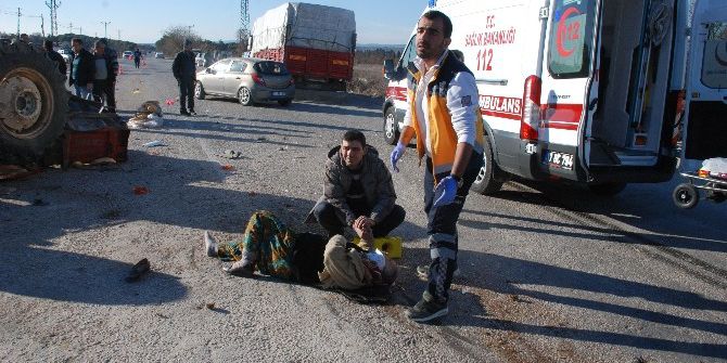 Kamyon Traktöre Çarptı; 1 Ağır 3 Yaralı