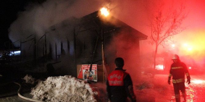 Bolu’da Çıkan Yangında 6 Dükkan Kül Oldu