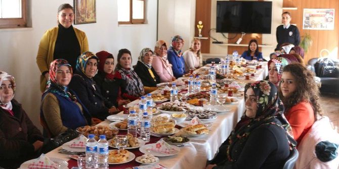 Polis Eşleri Yemekte Bir Araya Geldi