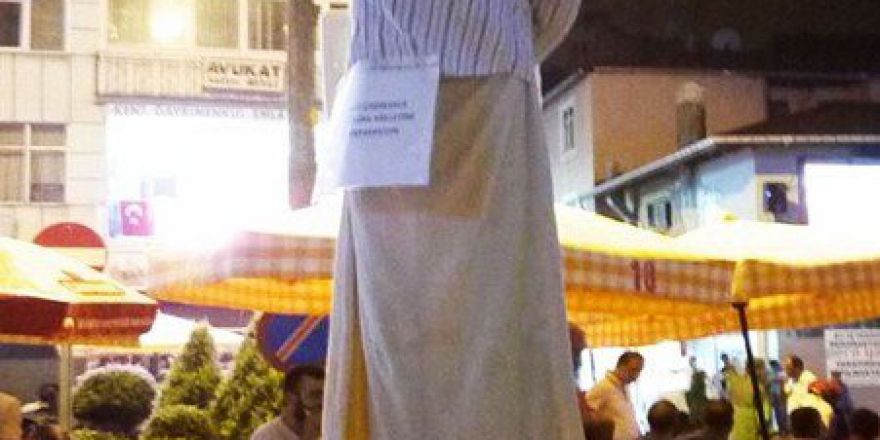 Fethullah Gülen’in Maketini Astılar