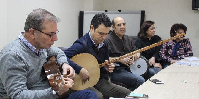 Bir Ellerinde Neşter, Bir Ellerinde Saz