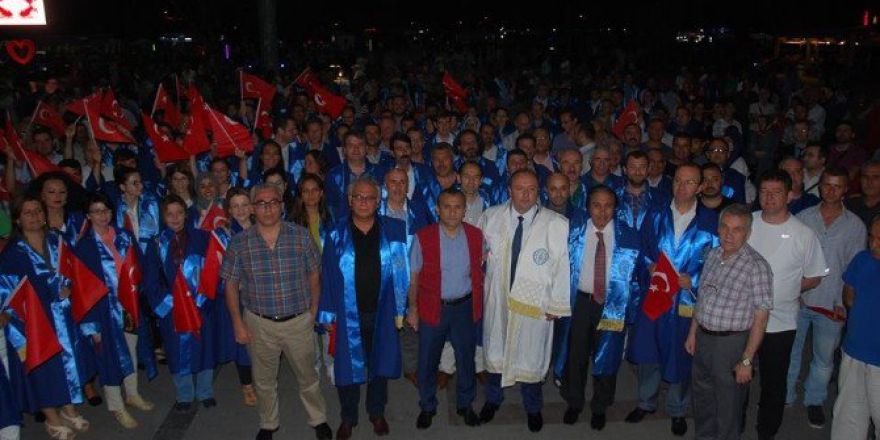 Bandırma’da Demokrasi Nöbeti Devam Ediyor
