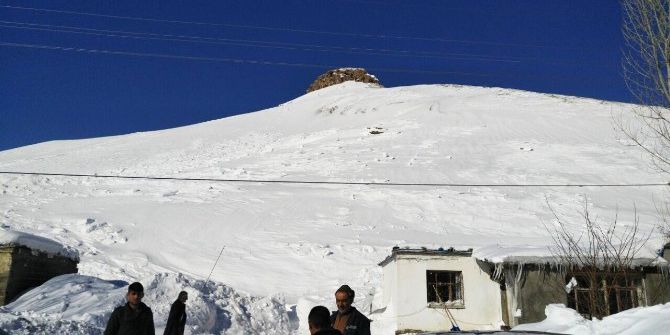 Ahırın Üzerine Çığ Düşmesi Sonucu 3 Hayvan Telef Oldu