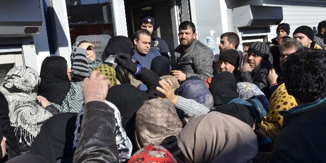 Suriyelilerin Kızılay Kart İzdihamı