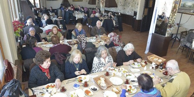 Yaşlılara Kahvaltı Keyfi