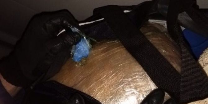 Polis Bir Şahsın Üzerinde 4 Kilo 650 Gram Uyuşturucu Madde Ele Geçirdi