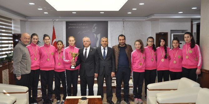 Şampiyon Kızlardan Başkan Kayda’ya Ziyaret