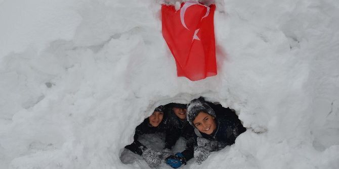 Tatili Fırsat Bilen Çocuklar Kardan Ev Yaptı